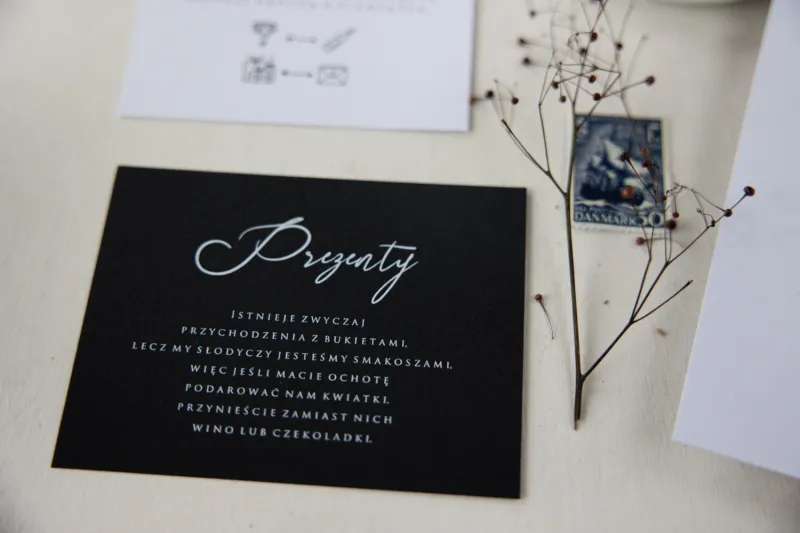 Hochzeitseinladungskarte mit weißem Druck auf schwarzem, elegantem Papier mit Filzstruktur