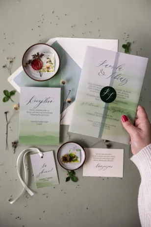 Grüne Hochzeitseinladungen mit dekorativem Transparentpapier sind ein subtiles Angebot für Brautpaare aus Amelia-Wedding.pl