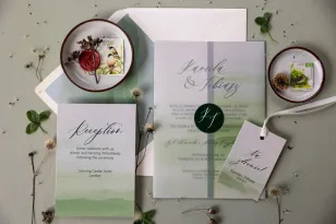 Zielone zaproszenia ślubne z ozdobną kalką to subtelna propozycja dla Par Młodych od Amelia-Wedding.pl
