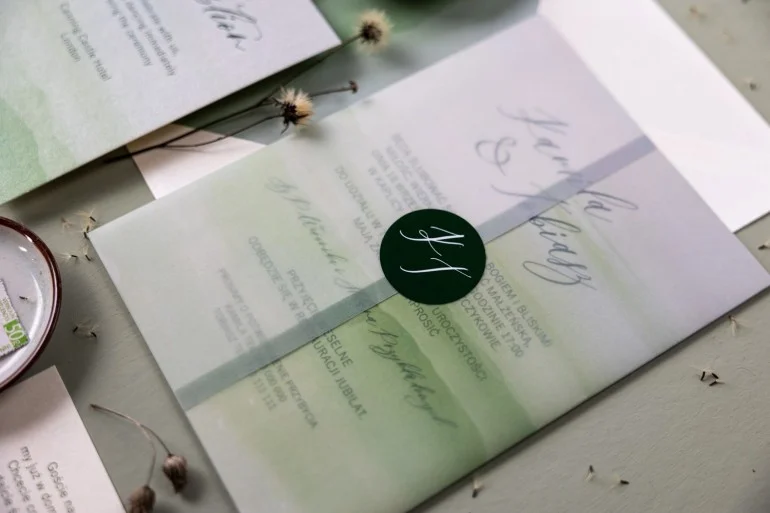 Zielone Zaproszenia Weselne z Kalką na Perłowym Papierze | Eleganckie i Nietypowe