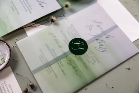 Grüne Hochzeitseinladungen mit dekorativem Transparentpapier sind ein subtiles Angebot für Brautpaare aus Amelia-Wedding.pl