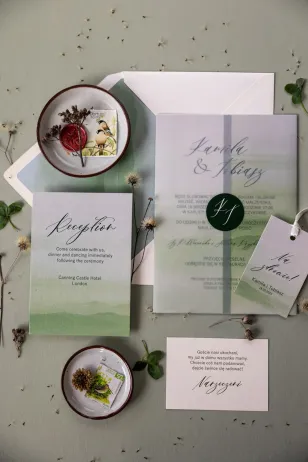 Grüne Hochzeitseinladungen mit dekorativem Transparentpapier sind ein subtiles Angebot für Brautpaare aus Amelia-Wedding.pl