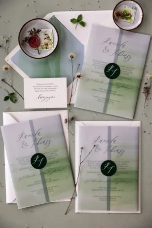 Grüne Hochzeitseinladungen mit dekorativem Transparentpapier sind ein subtiles Angebot für Brautpaare aus Amelia-Wedding.pl