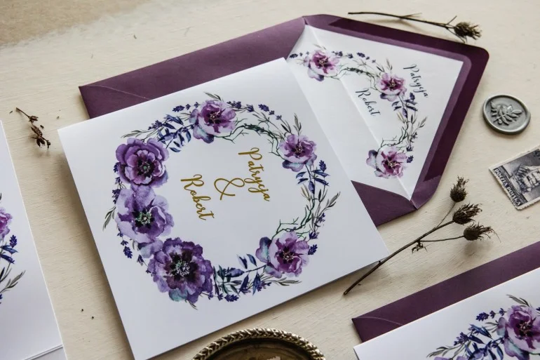Złocone Zaproszenie z Fioletem oraz Kwiatami Ciemiernika | Wyjątkowe Ślubne Zaproszenia z kopertą