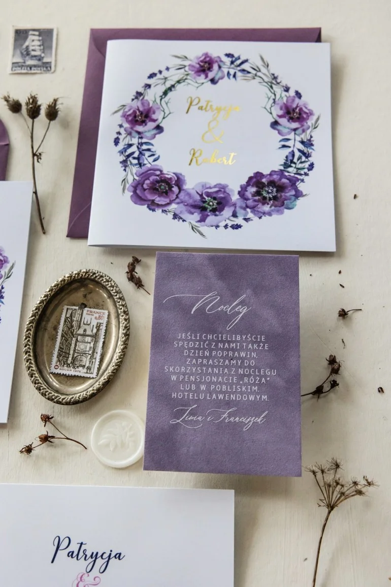 Złocone Zaproszenie z Fioletem oraz Kwiatami Ciemiernika | Wyjątkowe Ślubne Zaproszenia z kopertą