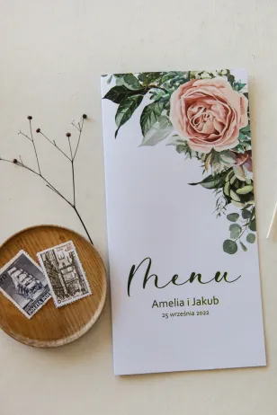 Hochzeitsmenü mit einem Blumenmotiv aus rosa Pfingstrosen und grünen Blättern von Amelia-Wedding.pl