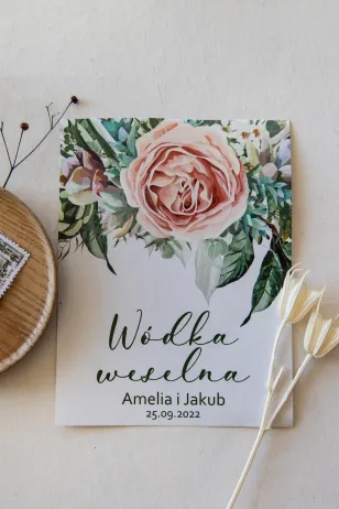 Hochzeitsetiketten selbstklebend für Flaschen mit Grafiken von rosa Pfingstrosen aus Amelia-Wedding.pl