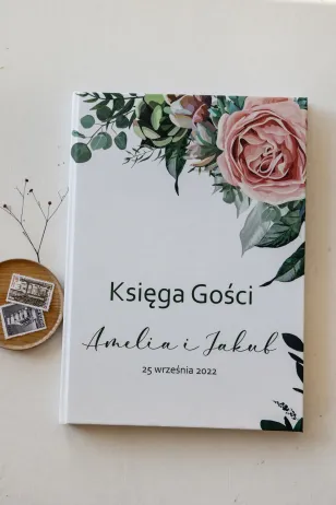 Hochzeitsgästebuch mit Grafiken von rosa Pfingstrosen aus Amelia-Wedding.pl