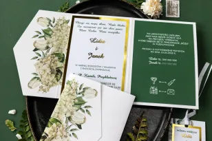 Złote zaproszenia ślubne z białą hortensją i tulipanami w otoczeniu zieleni
