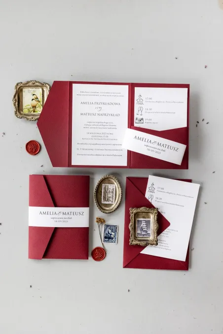 Kastanienbraune Hochzeitseinladungen in einem Etui mit einer Tasche für ein Ticket und einer Verpackung