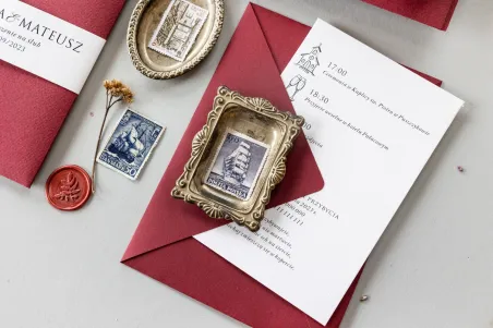 Kastanienbraune Hochzeitseinladungen in einem Etui mit einer Tasche für ein Ticket und einer Verpackung