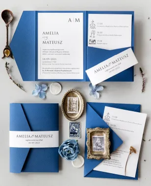 Blaue Hochzeitseinladungen im Etui mit einer Tasche für ein Ticket und einer Verpackung
