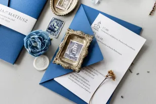 Niebieskie Zaproszenia Ślubne w etui z kiesznką na bilecik oraz owijką od Amelia-Wedding.pl