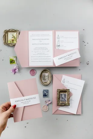 Rosa Hochzeitseinladungen in einem Etui mit einer Tasche für ein Ticket und einer Verpackung