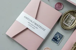Rosa Hochzeitseinladungen in einem Etui mit einer Tasche für ein Ticket und einer Verpackung