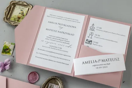 Rosa Hochzeitseinladungen in einem Etui mit einer Tasche für ein Ticket und einer Verpackung