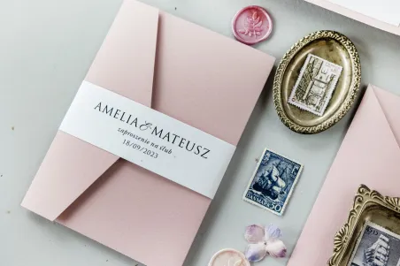 Rosa Hochzeitseinladungen in einem Etui mit einer Tasche für ein Ticket und einer Verpackung