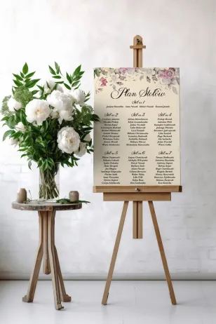 Weselny plan stółów z kwiatowym bukietem w stylu vintage z różowymi kwiatami i dodatkiem eukaliptusa