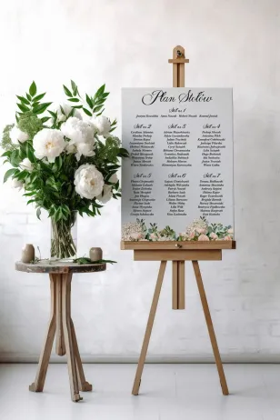Hochzeitstischplan in grauer Farbe mit einem eleganten Strauß aus kleinen, pudrigen Rosen und weißen Hortensien