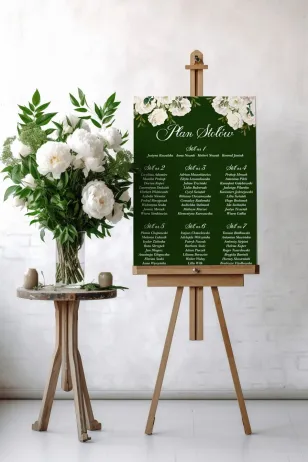 Hochzeitstischplan in flaschengrüner Farbe mit Grafiken von Rosen- und Pfingstrosenblumen