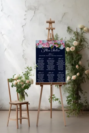 Marineblauer Hochzeitstischplan mit einem eleganten Strauß aus rosa Pfingstrosen und blauen Hortensien