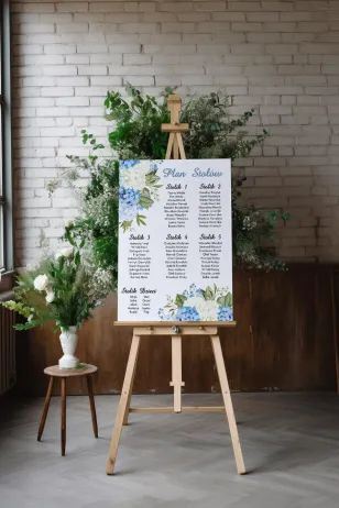 Ślubny Plan stołów niebieską i białą hortensją w otoczeniu zieleni