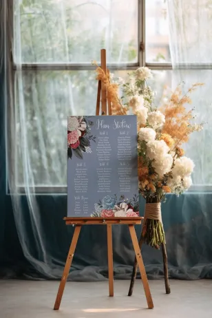 Ślubny Plan stołów w modnym kolorze „dusty blue” z dodatkiem delikatnej szarości
