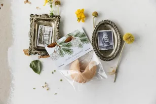 Ciasteczka z Wróżbą - Idealne Podziękowania dla Gości z Bawełną i Gałązkami Sosny | od Amelia-Wedding.pl