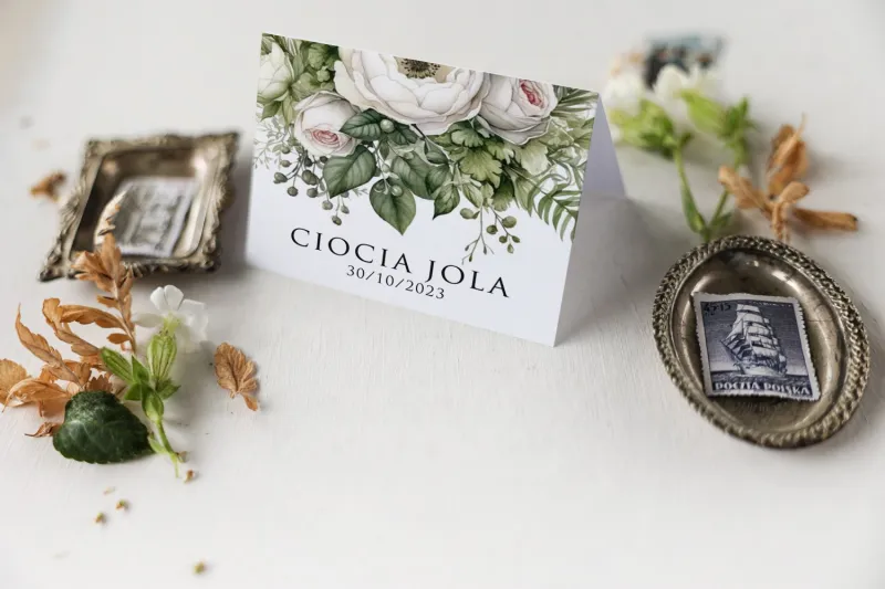 Winietka Weselna z Białymi Różami i Zielonymi Gałązkami na Białym Papierze | Eleganckie Akcesoria Weselne | Impresja nr 3 Winietka Weselna z Białymi Różami i Zielonymi Gałązkami na Białym Papierze | Eleganckie Akcesoria Weselne | Impresja nr 3