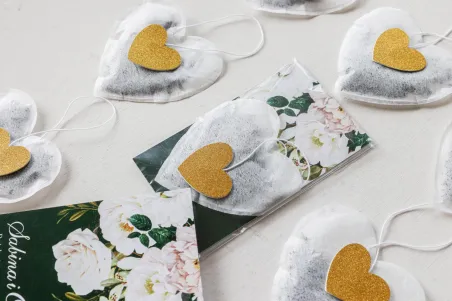 Herzförmige Tees mit floraler Grafik | Originelle Geschenke für Gäste | Amelia-Wedding.pl