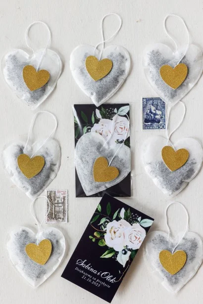 Herbatki weselne w kształcie serca z białymi kwiatami | Oryginalne prezenty dla gości