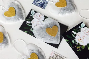 Herzförmige Hochzeitstees mit weißen Blüten | Originelle Geschenke für Gäste | Amelia-Wedding.pl