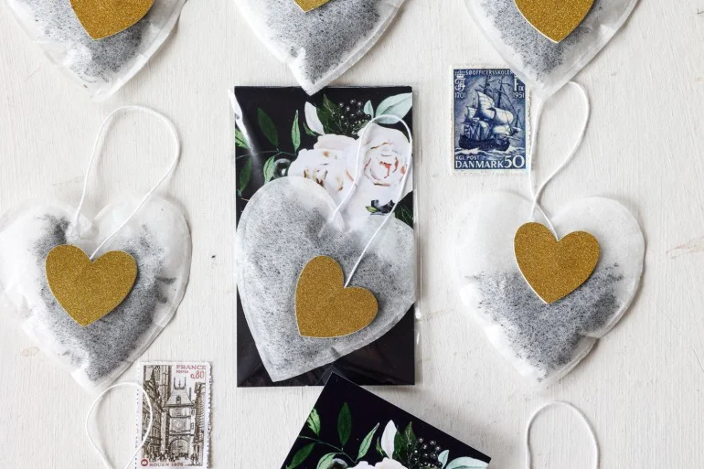 Herbatki weselne w kształcie serca z białymi kwiatami | Oryginalne prezenty dla gości