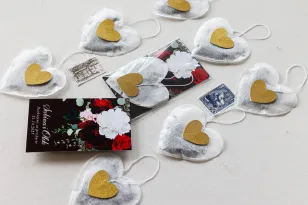 Herbatka w Saszetce Serce z Kwiatową Grafiką | Nietypowe Upominki dla Gości Weselnych | Amelia-Wedding.pl