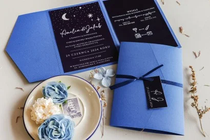 Niebieskie Zaproszenia Ślubne z Czarnymi Akcentami i Satynowym Wykończeniem | Unikatowe i Personalizowane | Avril nr 6