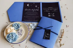 Niebieskie zaproszenia ślubne z czarnym satynowym bilecikiem | Eleganckie i nowoczesne | Avril nr 6