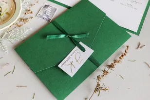 Zielone zaproszenia ślubne złocone, eleganckie z fakturą | Zaproszenia butelkowa zieleń glamour | Avril nr 8