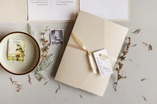 Beżowe zaproszenia ślubne z kokardką i złoceniem | Eleganckie i minimalistyczne zaproszenia | Avril nr 10