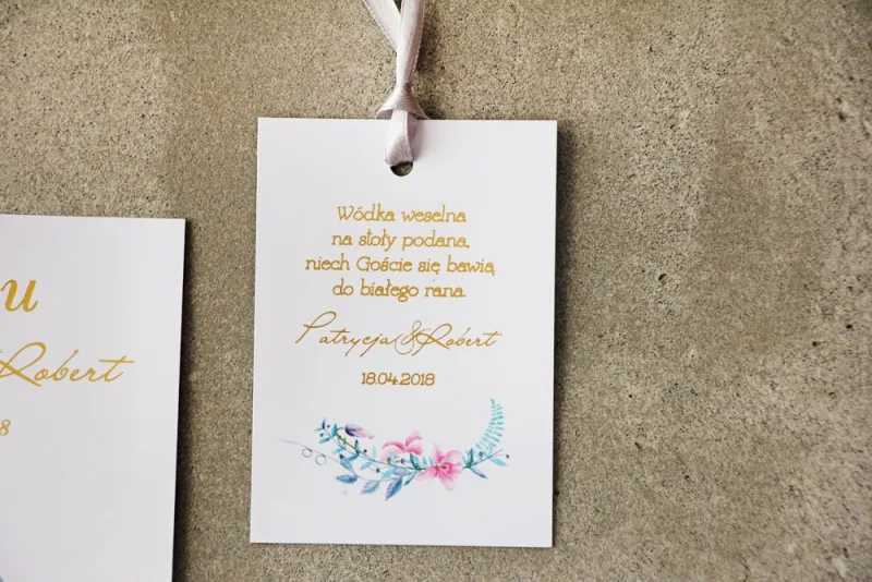 Zawieszka na butelkę, Wódka weselna, ślub - Cykade nr 8 ze złoceniem - Pastelowy wzór z fiołkami Zawieszka na butelkę, Wódka weselna, ślub - Cykade nr 8 ze złoceniem - Pastelowy wzór z fiołkami