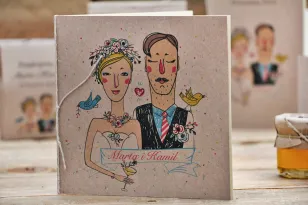 Ökologische Hochzeitseinladung mit Schnur - Presto - Rustikal mit Originalzeichnung von Braut und Bräutigam
