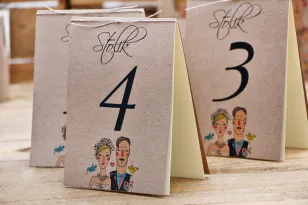 Numery stolików, stół weselny, ślub - Presto - Ekologiczne, rustykalne z rysunkiem Pary Młodej