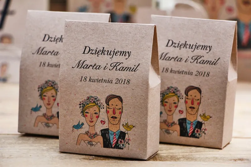 Pudełeczko stojące na cukierki, podziękowania dla Gości weselnych - Presto - Rustykalne, ekologiczne z rysunkiem Pary Młodej Pudełeczko stojące na cukierki, podziękowania dla Gości weselnych - Presto - Rustykalne, ekologiczne z rysunkiem Pary Młodej