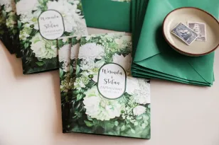Zaproszenia Ślubne z Białymi Różami na Zielonym Tle | Nowoczesne i Personalizowane | Impresja nr 15