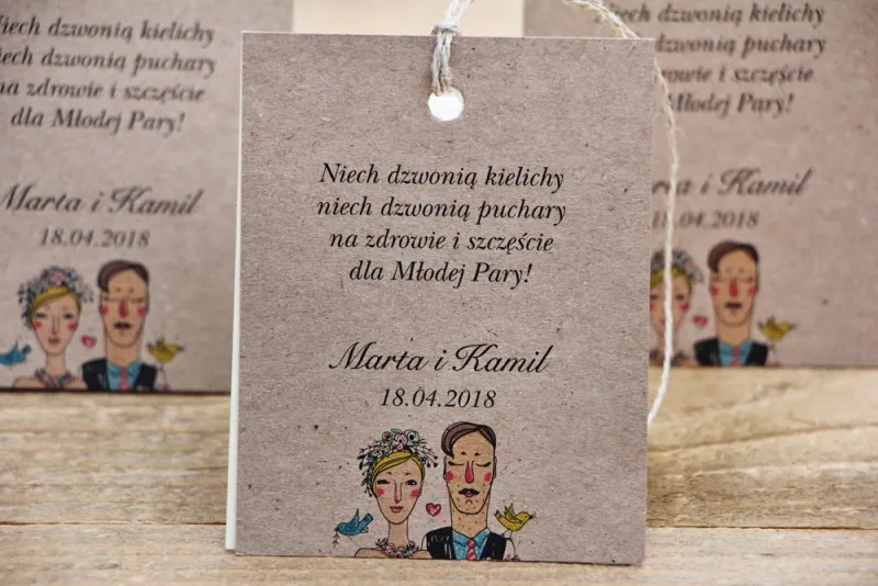 Zawieszka na butelkę, wódka weselna, ślub - Presto - Ekologiczne, rustykalne ze sznurkiem, wizerunek Pary Młodej Zawieszka na butelkę, wódka weselna, ślub - Presto - Ekologiczne, rustykalne ze sznurkiem, wizerunek Pary Młodej