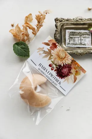 Ciasteczko z wróżbą w floralnych jesienno-tonowanych barwach | Unikalne prezenty dla gości weselnych | Impresja nr 2