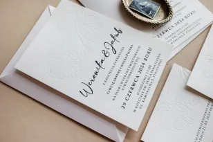 Białe Zaproszenie Ślubne z tłoczonym motywem Kwiatowym | Eleganckie Zaproszenia Letterpress | Karmen nr 2