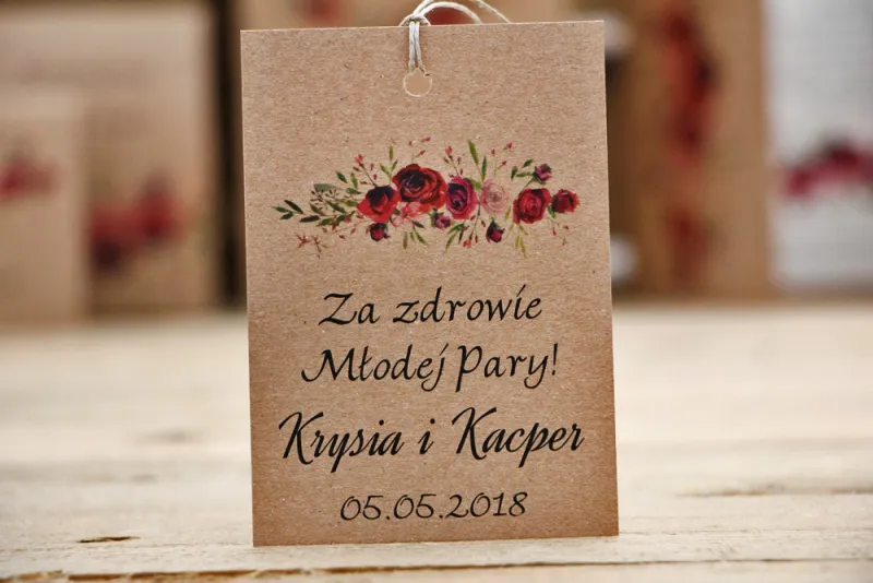 Zawieszka na butelkę, wódka weselna, ślub - Owoce Leśne nr 3 - Bordowe róże - ekologiczne dodatki ślubne Zawieszka na butelkę, wódka weselna, ślub - Owoce Leśne nr 3 - Bordowe róże - ekologiczne dodatki ślubne