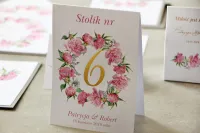 Złocone Numery na Stół Weselny z Piwoniami | Amelia-Wedding