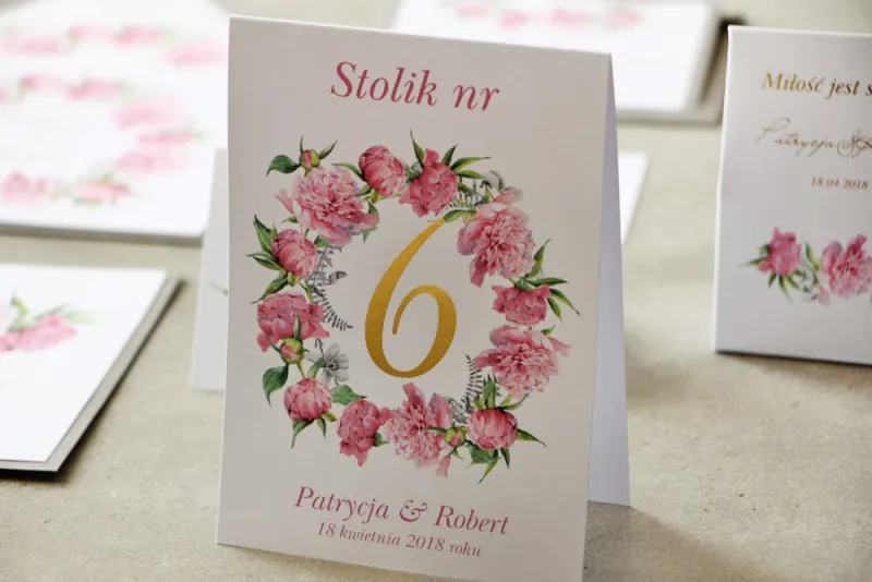 Numery stolików, stół weselny, Ślub - Cykade nr 10 ze złoceniem - Delikatne piwonie w różowych barwach