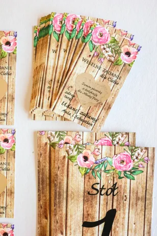 Personalizowane zdrapki ślubne z różowymi kwiatami, rustykalne drewniane tło